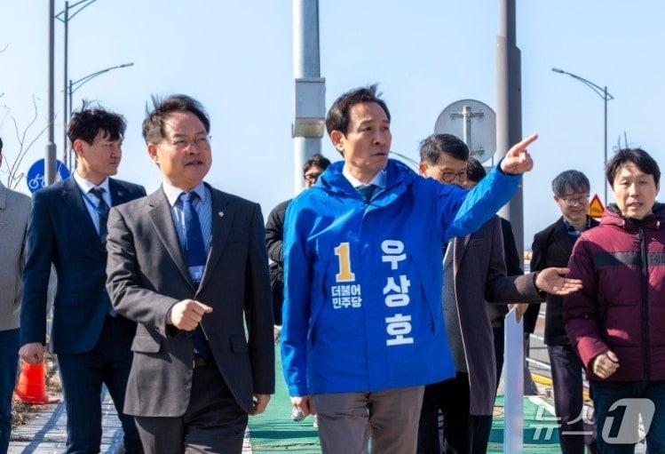 본문 이미지 - 제9회전국동시지방선거의 강원지사 선거에 도전하는 더불어민주당 소속 우상호 예비후보(63)가 지난 7일 춘천시의 옛 미군기지인 캠프페이지를 비롯한 시내 주요 지역에서 현안을 살피는 일정을 소화했다. (우상호 예비후보 측 제공. 재판매 및 DB금지) 2026.3.8/뉴스1