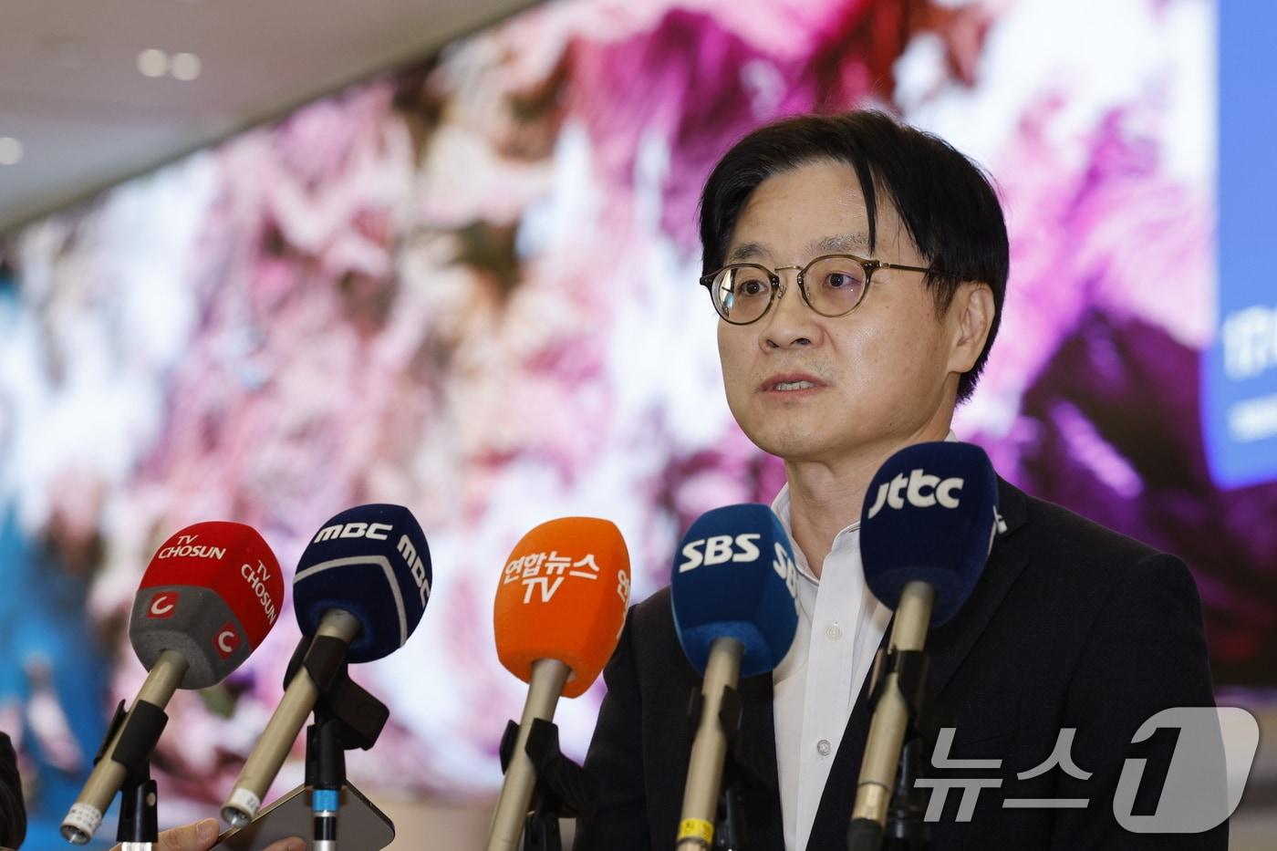 본문 이미지 - 김정관 산업통상부 장관이 대미 통상현안 협의를 마치고 8일 오후 인천국제공항 2터미널을 통해 귀국, 취재진 질문에 답하고 있다. 2026.3.8 ⓒ 뉴스1 안은나 기자