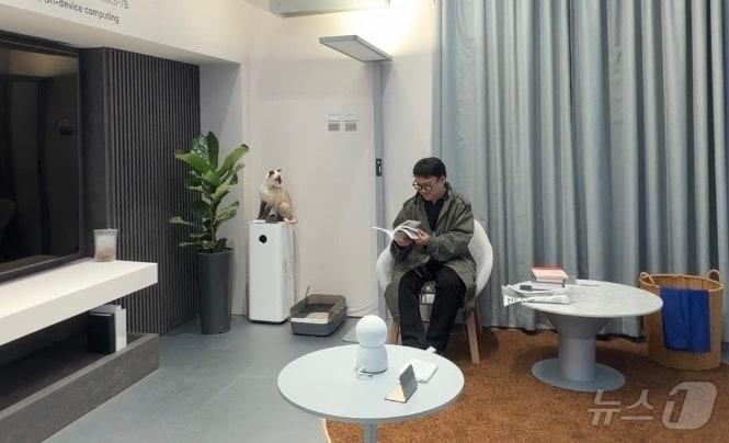 본문 이미지 - 3일(현지시간) MWC 2026 전시장 내 에 마련된 스마트홈 체험 공간. 사람이 소파에 앉거나 휴대전화를 드는 행동을 인식해 커튼과 TV 등이 자동으로 작동하는 AI 기반 생활 환경을 시연하고 있다. 2026.03.05 ⓒ 뉴스1