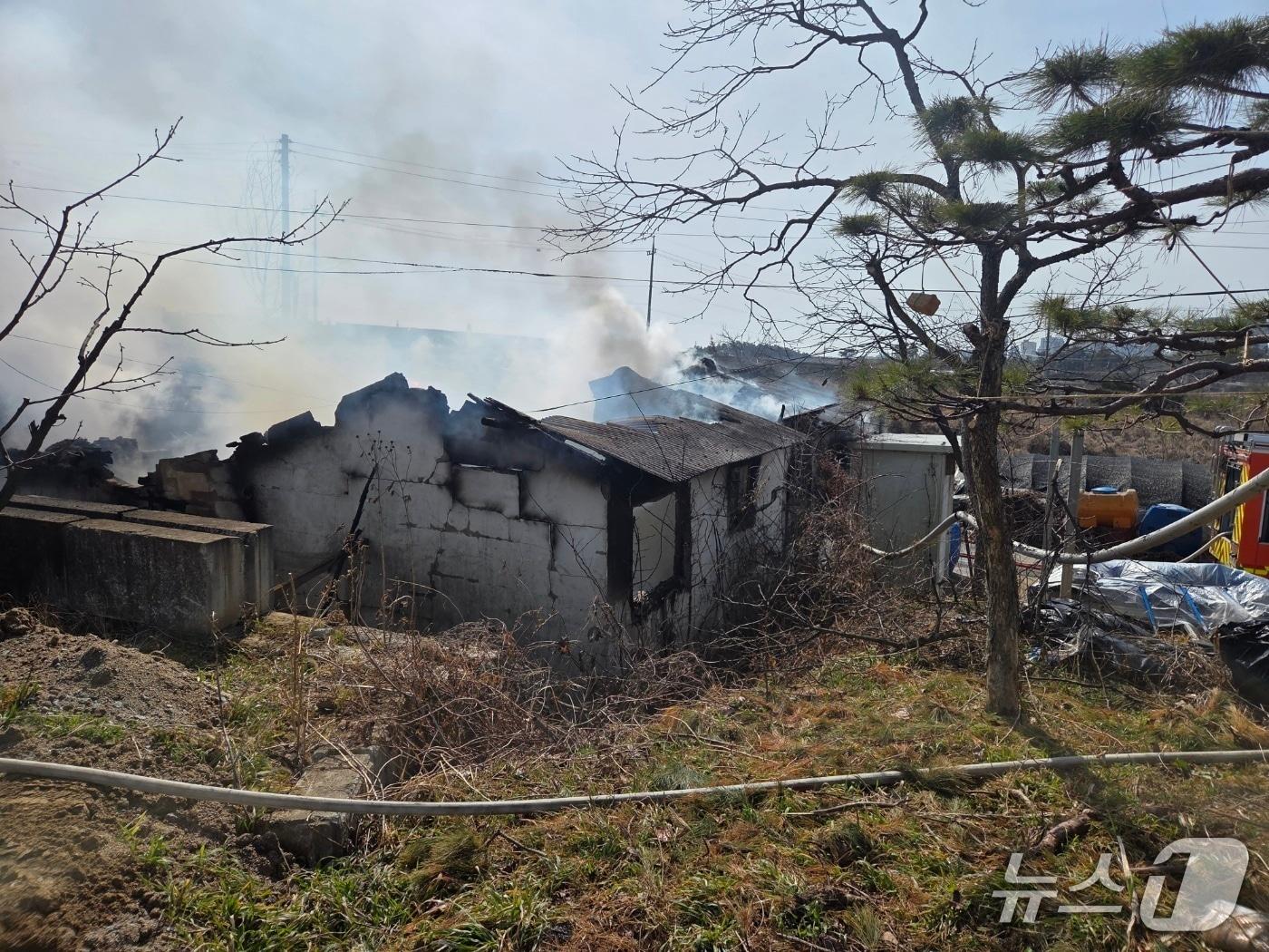 본문 이미지 - 8일 오후 1시 13분께 전북 김제시 순동 단독주택에서 화재가 발생했다.(소방제공, 재판매 및 DB제공)2026.9/뉴스1