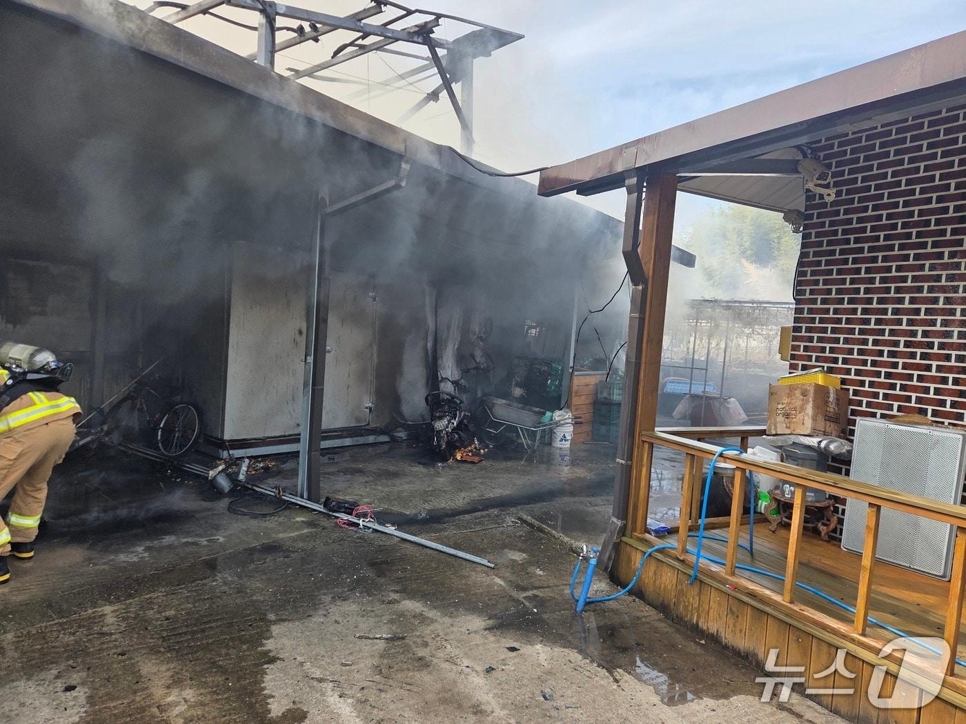 본문 이미지 - 8일 오후 2시께 전북 순창군 구림면 주택에서 화재가 발생했다.(소방제공, 재판매 및 DB금지)2026.3.8/뉴스1