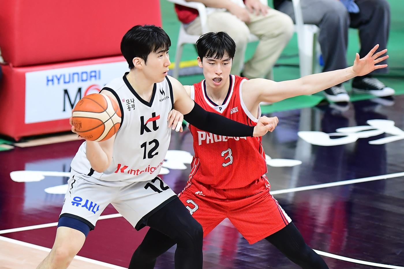본문 이미지 - 수원 KT의 문정현(왼쪽). (KBL 제공)