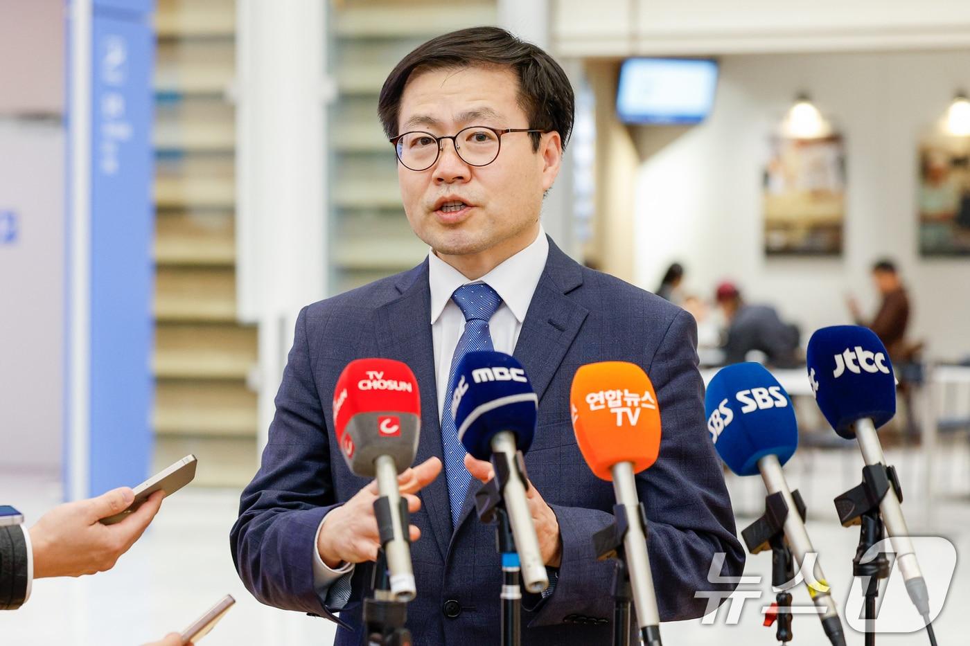 본문 이미지 - 여한구 산업통상부 통상교섭본부장이 대미 통상현안 협의를 마치고 8일 오후 인천국제공항 2터미널을 통해 귀국, 취재진 질문에 답하고 있다. 2026.3.8 ⓒ 뉴스1 안은나 기자