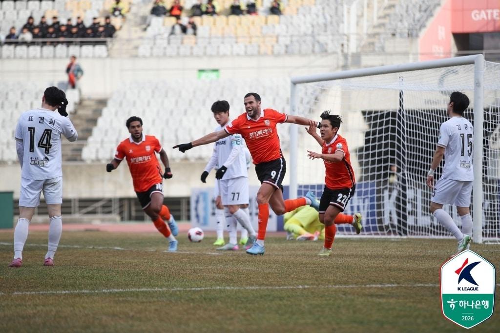 본문 이미지 - 화성FC 공격수 페트로프가 8일 김해FC와 홈 경기에서 득점 후 기뻐하고 있다. (한국프로축구연맹 제공)