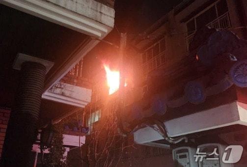 본문 이미지 - 8일 0시 40분쯤 강원 춘천시 후평동 한국전력공사 인근 한 다가구주택에서 발생한 화재가 29분 만인 오전 1시 9분쯤 진화된 가운데, 이 주택의 4층 한 가구의 화장실에서 남성 A 씨(66)가 숨진 채 발견됐다. (강원도소방본부 제공. 재판매 및 DB금지) 2026.3.8/뉴스1