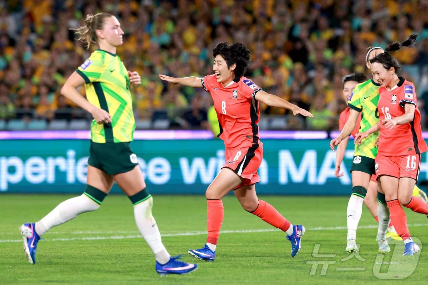 본문 이미지 - 한국 여자 축구대표팀의 김신지가 8일 호주 시드니의 스타디움 오스트레일리아에서 열린 호주와 2026 아시아축구연맹(AFC) 여자 아시안컵 조별리그 최종 3차전에서 동점골을 넣은 뒤 기뻐하고 있다.ⓒ AFP=뉴스1