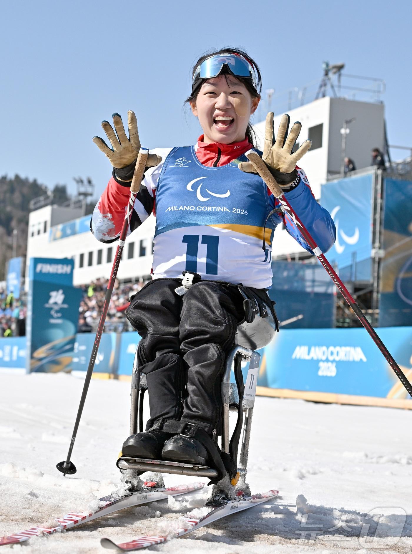 본문 이미지 - 바이애슬론 김윤지가 8일(현지시간) 이탈리아 테세로 크로스컨트리 스키 스타디움에서 열린 2026 밀라노·코르티나 동계패럴림픽 바이애슬론 여자 스프린트 좌식 12.5km 결선에서 금메달을 차지한 뒤 미소 짓고 있다. 2026.3.8 ⓒ 뉴스1 사진공동취재단