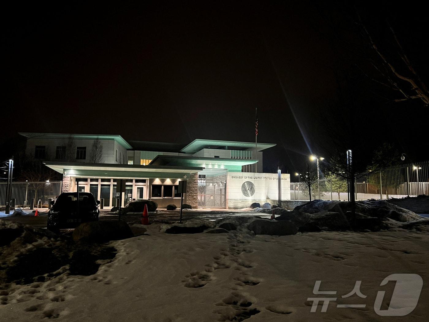 본문 이미지 - 8일(현지시간) 인근에서 폭발 사고가 발생한 노르웨이 오슬로의 미국 대사관. 2026.03.08 ⓒ 로이터=뉴스1