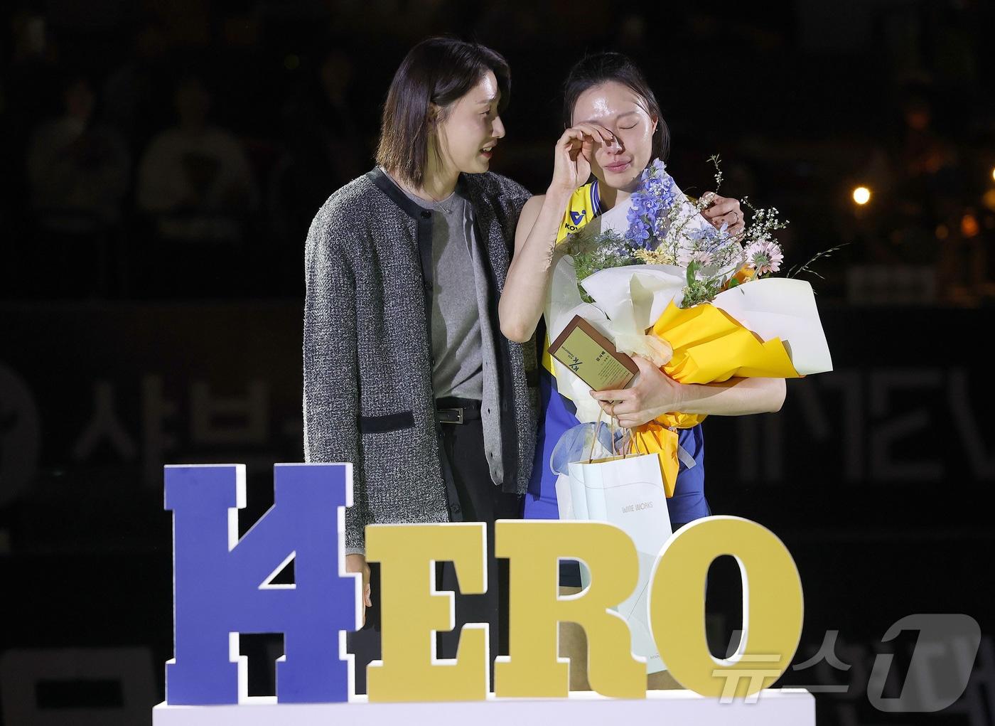 본문 이미지 - 현대건설 양효진이 8일 수원실내체육관에서 열린 은퇴식에서 눈물을 흘리며 김연경에게 격려를 받고 있다. (현대건설 배구단 제공. 재판매 및 DB 금지) 2026.3.8 ⓒ 뉴스1