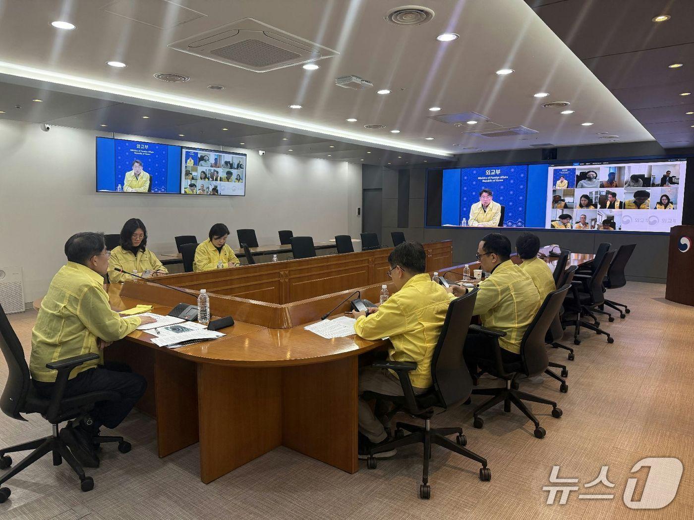 본문 이미지 - 외교부는 8일 오후 윤주석 영사안전국장 주재로 본부-중동 12개 공관 합동 상황점검회의를 진행했다고 밝혔다 (외교부 제공)