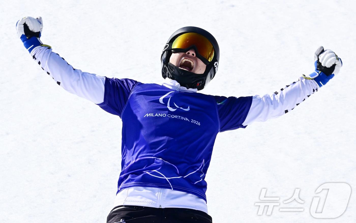 본문 이미지 - 8일(한국시간) 이탈리아 코르티나 파라 스노보드 파크 에서 열린 2026 밀라노·코르티나담페초 동계 패럴림픽 스노보드 남자 크로스에 출전한 이제혁이 동메달을 확보한 후 환호하고 있다. (대한장애인체육회 제공. 재판매 및 DB 금지) 2026.3.9 ⓒ 뉴스1