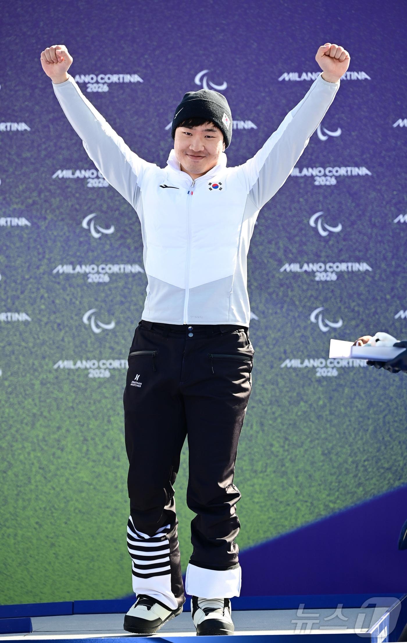 본문 이미지 - 8일(한국시간) 이탈리아 코르티나 파라 스노보드 파크 에서 열린 2026 밀라노·코르티나담페초 동계 패럴림픽 스노보드 남자 크로스에 출전한 이제혁이 동메달을 확보한 후 시상대에 올라 환호하고 있다. (대한장애인체육회 제공. 재판매 및 DB 금지) 2026.3.9 ⓒ 뉴스1