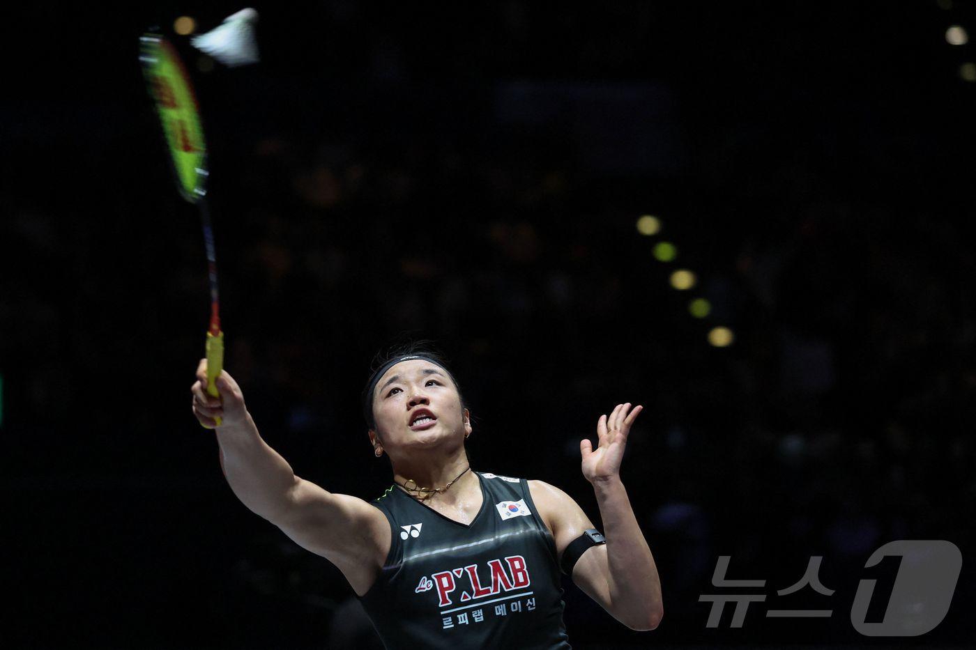 본문 이미지 - 배드민턴 안세영이 8일(한국시간) 영국 버밍엄의 유틸리타 아레나에서 열린 2026 세계배드민턴연맹(BWF) 월드투어 슈퍼 1000 전영오픈 결승 왕즈이와의 경기에서 리턴을 하고 있다. 안세영은 왕즈이에 0-2(15-21, 19-21)로 완패해 준우승을 차지하며 국제대회 연승 기록도 36경기에서 마침표를 찍었다. ⓒ AFP=뉴스1