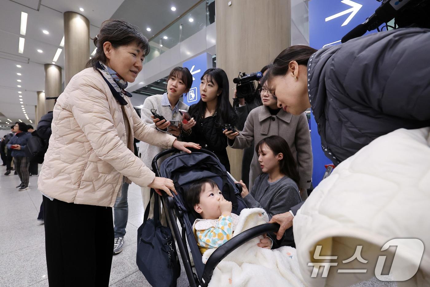 본문 이미지 - '중동 상황' 장기화로 인해 정부에서 추진한 전세기를 타고 아랍에미리트(UAE)에서 출발해 9일 새벽 인천국제공항을 통해 귀국한 승객들이 인터뷰를 하고 있다. 2026.3.9 ⓒ 뉴스1 김성진 기자