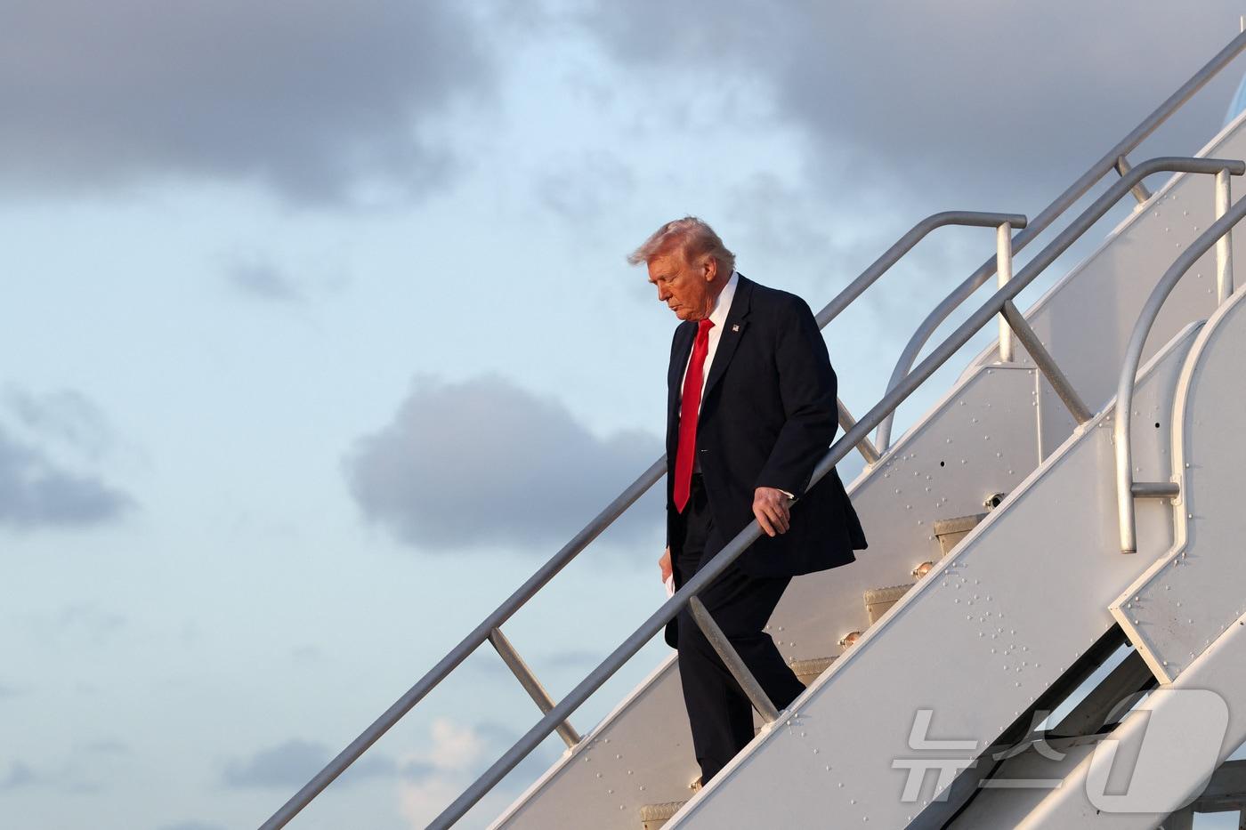 본문 이미지 - 도널드 트럼프 미국 대통령이 지난 7일(현지시간) 플로리다 마이애미 팜비치공항에 도착한 에어포스원(미 대통령 전용기)에서 내리고 있다. 2026.03.07. ⓒ 로이터=뉴스1