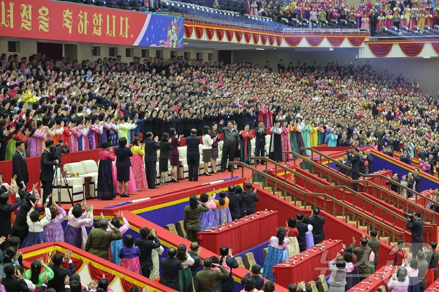 본문 이미지 - (평양 노동신문=뉴스1) = 지난 8일 진행된 국제부녀절 행사에서 김정은 노동당 총비서와 그의 딸 주애가 정중앙에 서서 간부들의 기립박수를 받고 있다. 주애의 바로 옆 리설주 여사가 다른 간부들과 마찬가지로  부녀를 향해 몸을 돌려 박수를 치는 모습이 포착됐다. [국내에서만 사용가능. 재배포 금지. DB 금지. For Use Only in the Republic of Korea. Redistribution Prohibited] rodongphoto@news1.kr