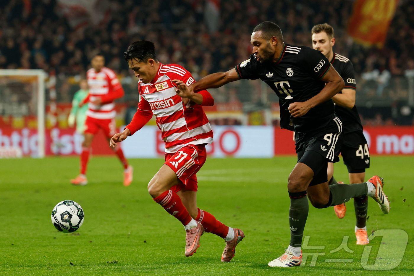 본문 이미지 - 우니온 베를린의 정우영(왼쪽)ⓒ AFP=뉴스1
