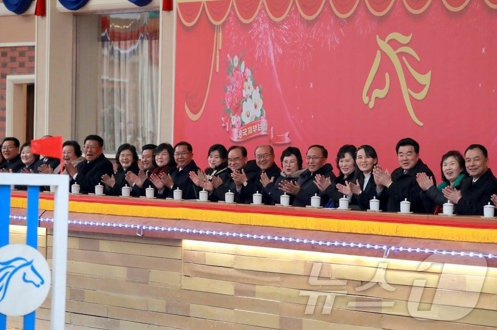 본문 이미지 - (평양 노동신문=뉴스1) = 북한 노동당 기관지 노동신문은 "3·8 국제부녀절 기념 전국 도 대항 승마경기가 수도 평양의 미림승마구락부(클럽)에서 진행됐다"라고 보도했다. 북한의 고위간부들이 대부분 부부동반으로 승마경기를 관람했다. [국내에서만 사용가능. 재배포 금지. DB 금지. For Use Only in the Republic of Korea. Redistribution Prohibited] rodongphoto@news1.kr