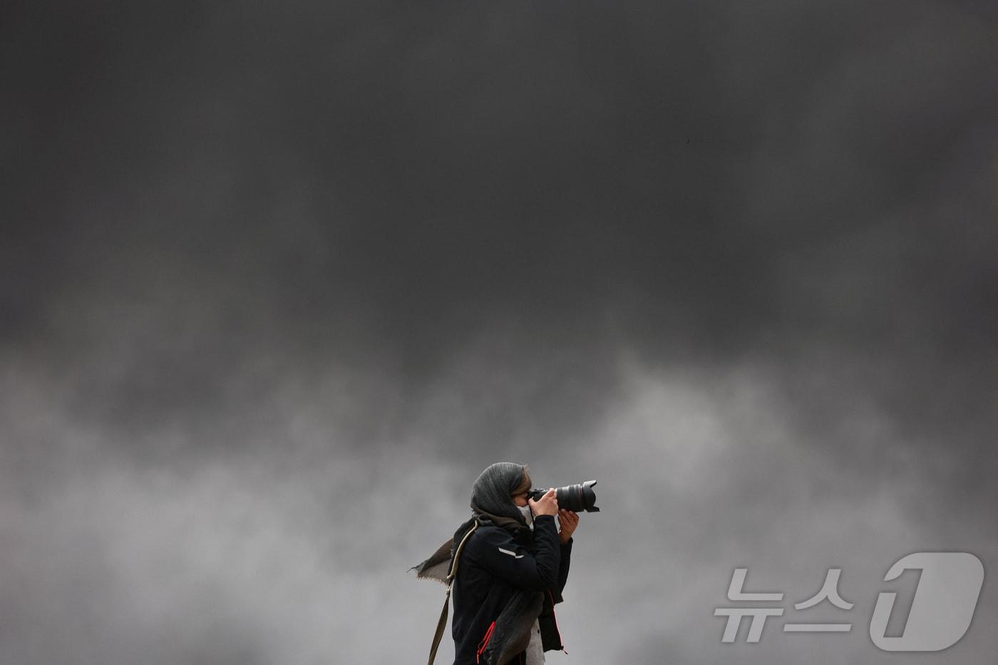 본문 이미지 - 이란 테헤란 샤흐란 연료 저장시설에서 8일(현지시간) 이스라엘의 공격이 보고된 후 연기가 피어오르고 있다. 2026.3.8 ⓒ 로이터=뉴스1