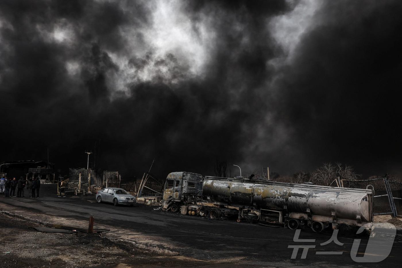 본문 이미지 - 이란 테헤란 샤흐란 연료 저장시설에서 8일(현지시간) 이스라엘의 공격이 보고된 후 연기가 피어오르고 있다. 2026.3.8 ⓒ 로이터=뉴스1