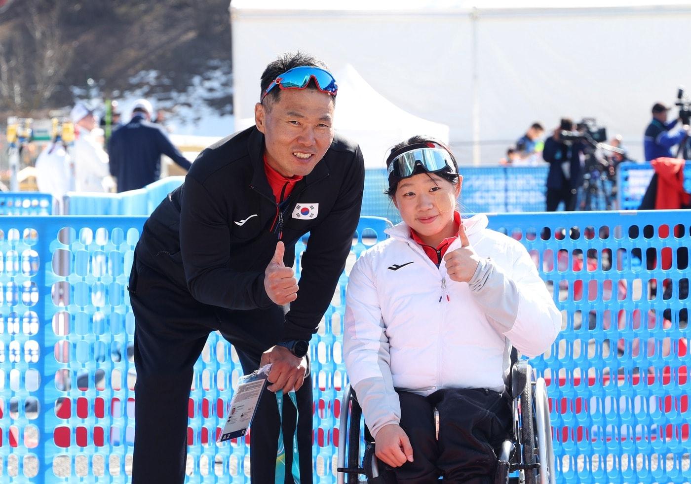 본문 이미지 - 2026 밀라노·코르티나담페초 동계패럴림픽 바이애슬론 여자 개인 좌식 12.5㎞ 금메달을 딴 김윤지(오른쪽)와 2018 평창 동계패럴림픽 금메달리스트 신의현. (대한장애인체육회 제공)