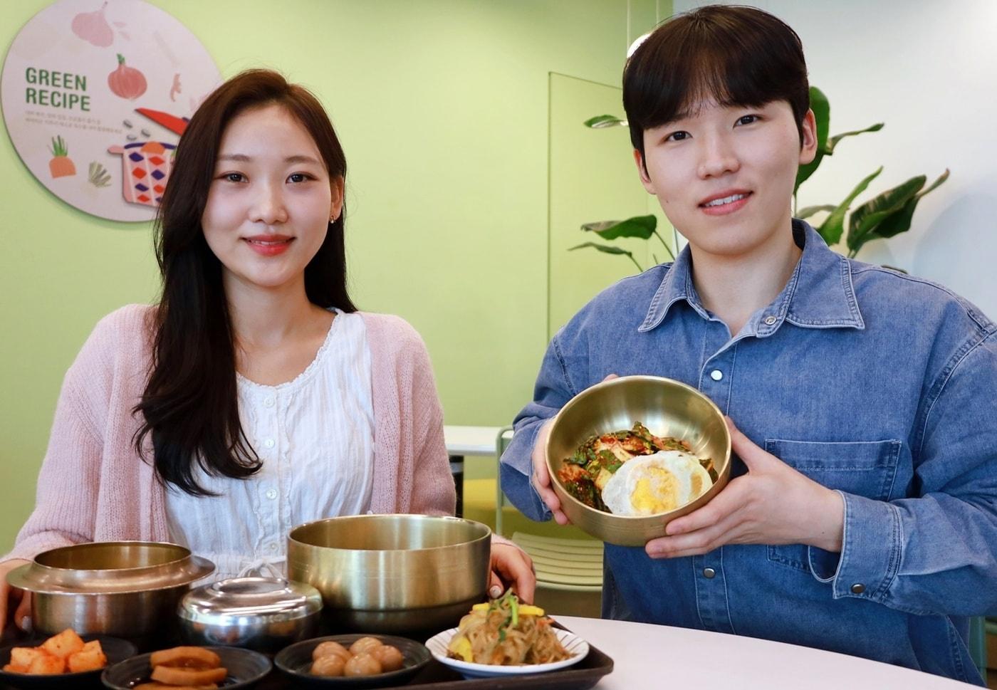 본문 이미지 - .삼성웰스토리가 제철 맞은 봄동을 활용한 '봄동비빔밥'을 선보인다.(삼성웰스토리 제공)