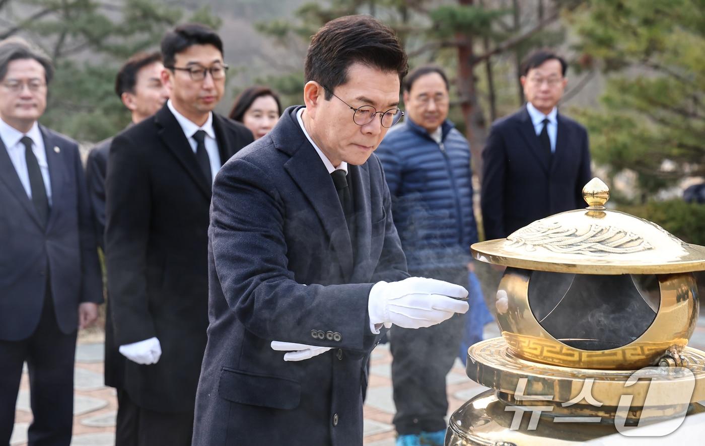 본문 이미지 - 정원오 더불어민주당 서울시장 예비후보가 9일 서울 동작구 국립서울현충원 김대중대통령묘소를 찾아 분향하고 있다. 2026.3.9 ⓒ 뉴스1 김도우 기자