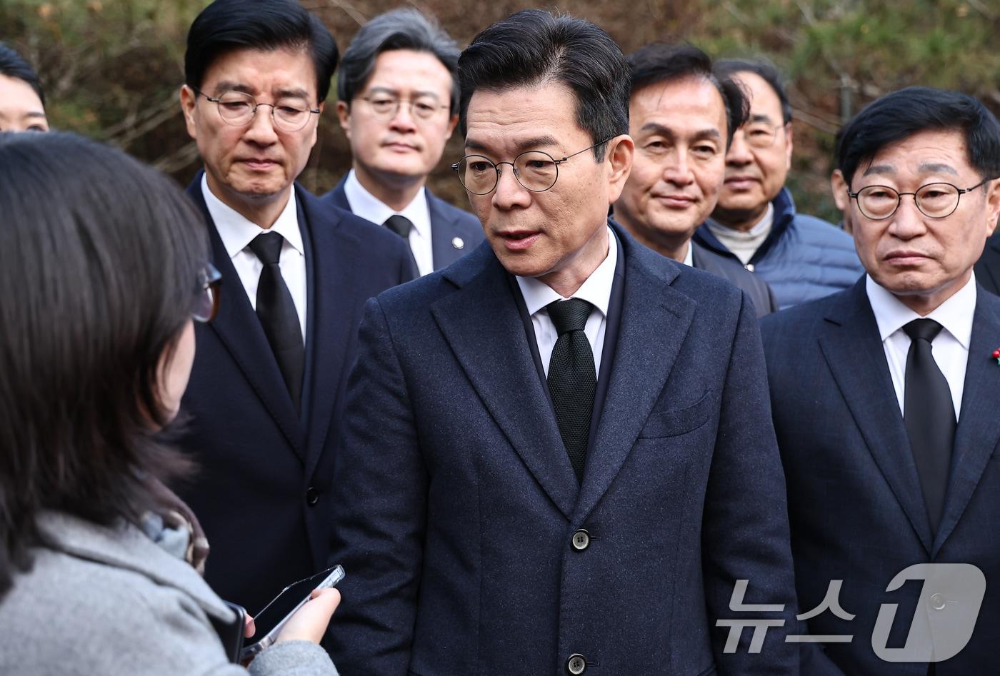 본문 이미지 - 정원오 더불어민주당 서울시장 예비후보가 9일 서울 동작구 국립서울현충원 김대중 전 대통령묘소를 참배 후 취재진 질문에 답하고 있다. 2026.3.9 ⓒ 뉴스1 김도우 기자