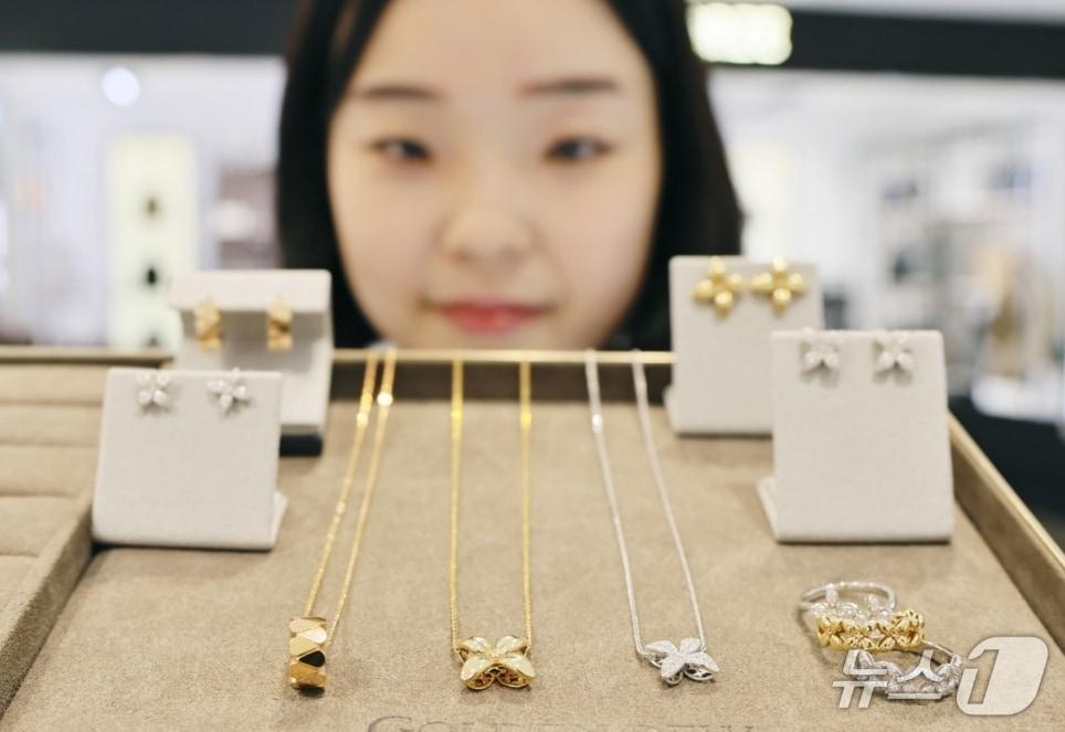 본문 이미지 - 롯데백화점 대구점 지하 1층 골든듀 매장에서 직원이 화이트데이를 앞두고 다양한 주얼리 상품을 선보이고 있다.(롯데백화점 제공, 재판매 및 DB 금지)