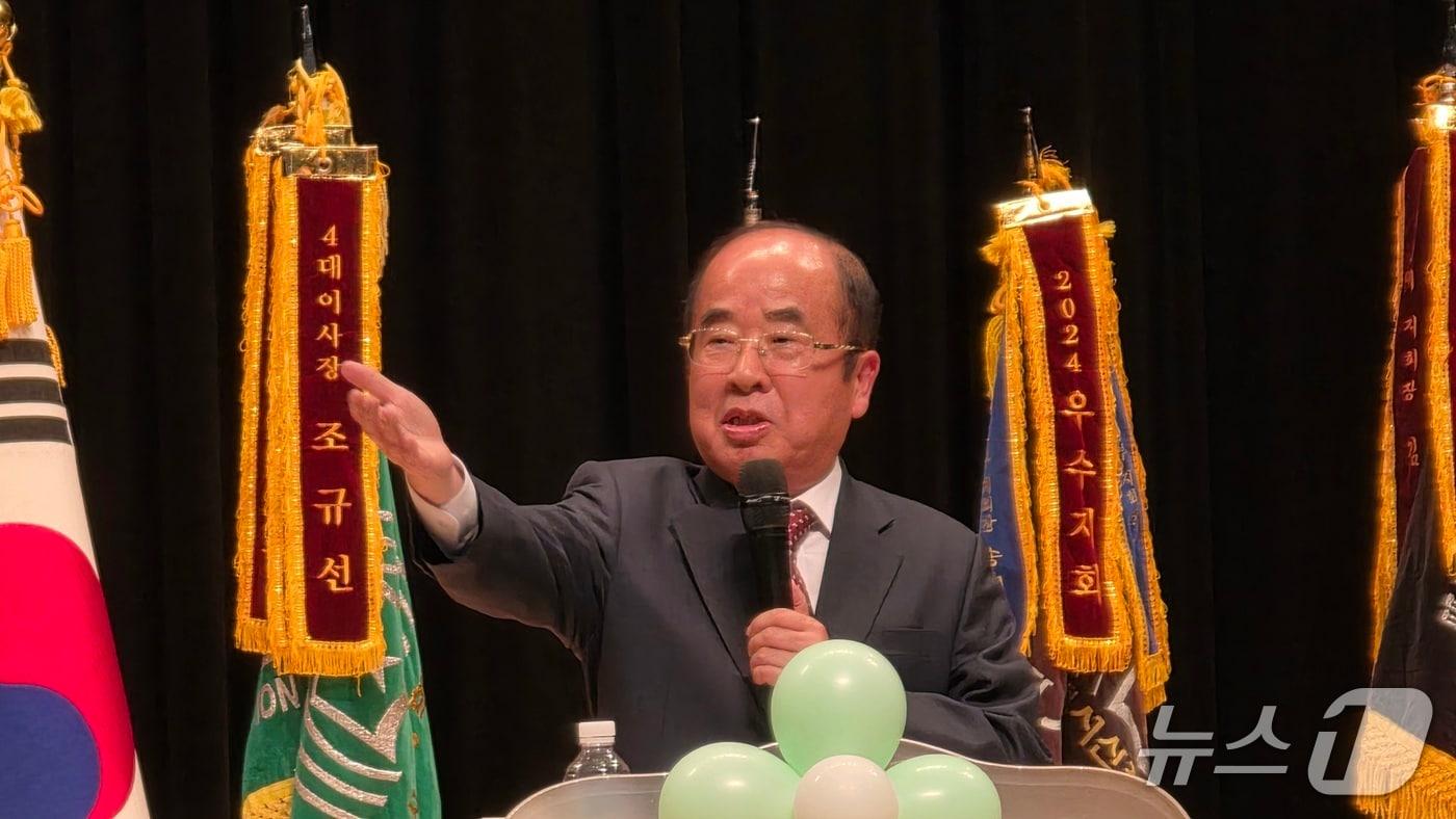 본문 이미지 - 지난 8일 서산문화회관에서 열린 ‘2026학년도 우리 지역을 빛낼 인재 장학금 전달식’에서 인사말을 하고 있는 조규선 서산장학재단 이사장(재판매 및 DB금지)2026.3.9 ⓒ 뉴스1 김태완 기자