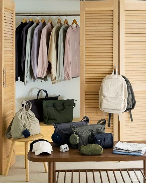 본문 이미지 - 균일가 생활용품점 아성다이소가 일상복과 가방·패션잡화를 아우른 '캐주얼 경량 시리즈'를 선보인다고 9일 밝혔다.(다이소제공)