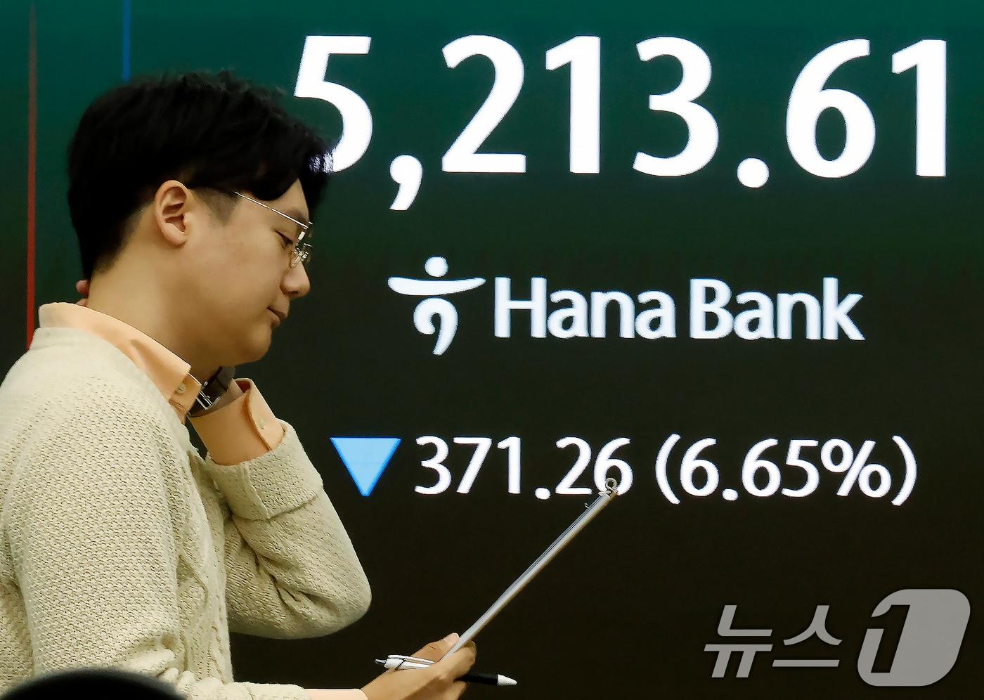 본문 이미지 - 9일 서울 중구 하나은행 딜링룸 전광판에 코스피 등 시황이 표시되고 있다. 이날 코스피는 전 거래일 대비319.50p(5.72%) 내린 5265.37, 코스닥은 58.19p(5.04%) 내린 1096.48, 원·달러환율은 17.4원 오른 1492.0원에 개장했다. ⓒ 뉴스1 박정호 기자