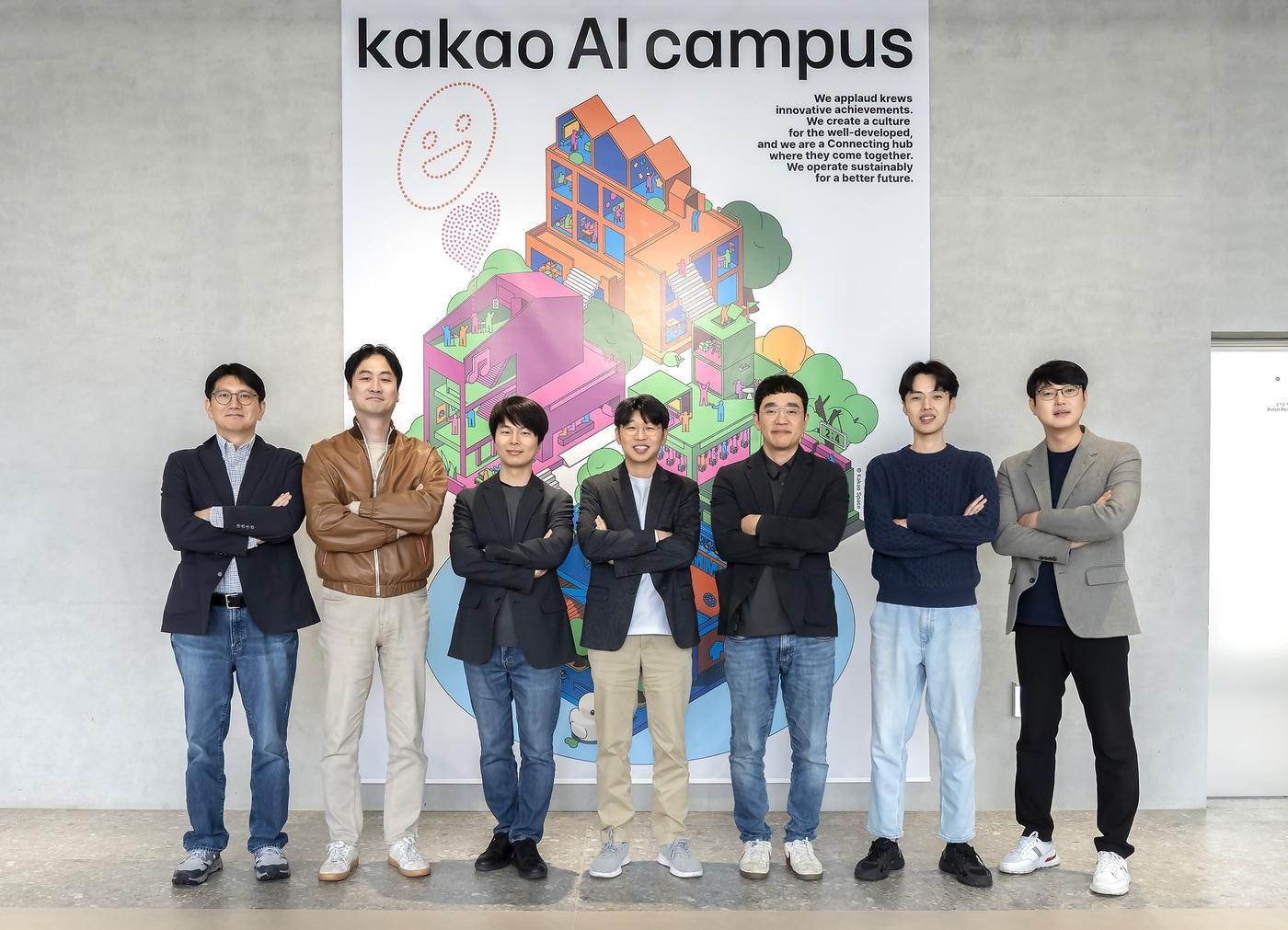 본문 이미지 - 카카오가 6일 카카오 AI 캠퍼스에서 학계 전문가로 구성된 카카오 AI 자문 그룹의 발족식을 열고, 자문 방향과 연간 아젠다를 논의했다. (왼쪽부터) 김세웅 카카오 AI 커뮤니케이션 성과리더, 장준혁 한양대학교 융합전자공학부 교수, 주한별 서울대학교 컴퓨터공학부 교수, 최종현 서울대학교 전기·정보공학부 교수, 신진우 KAIST ICT 석좌교수, 이주호 KAIST 김재철AI대학원 교수, 김승룡 KAIST 김재철AI대학원 교수. 2026.03.09. (카카오 제공)