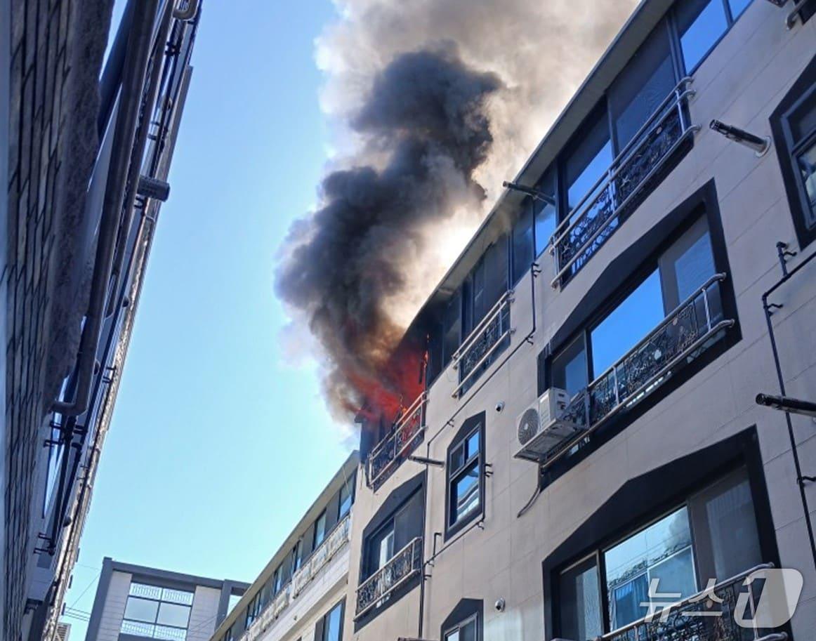 본문 이미지 - 8일 오전 10시 34분쯤 경북 구미시 사곡동 한 원룸 건물 4층에서 불이나 진화작업을 벌이고 있다.(경북소방본부 제공. 재판매 및 DB 금지)2026.3.9/뉴스1