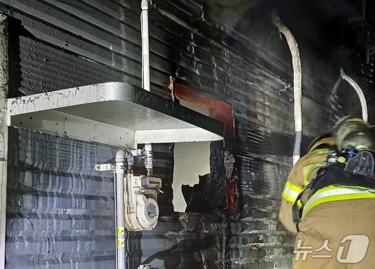 본문 이미지 - 8일 오후 7시6분쯤 경북 포항시 북구 흥해읍의 한 식당에서 난 불로 내부가 새까맣게 탔다. 소방대원들이 진화 후 안전 조치를 하고 있다.(경북소방본부 제공. 재판매 및 DB 금지)2026.3.9/뉴스1