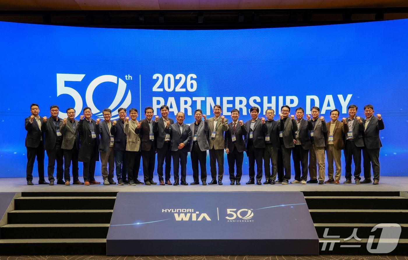본문 이미지 - 현대위아 권오성 대표이사(가운데)와 임원들이 지난 6일 제주도 서귀포시 해비치호텔앤드리조트에서 열린 '2026 파트너십 데이'에서 분과별 협력사 대표자들과 함께 기념사진을 찍고 있다. (현대위아 제공) 