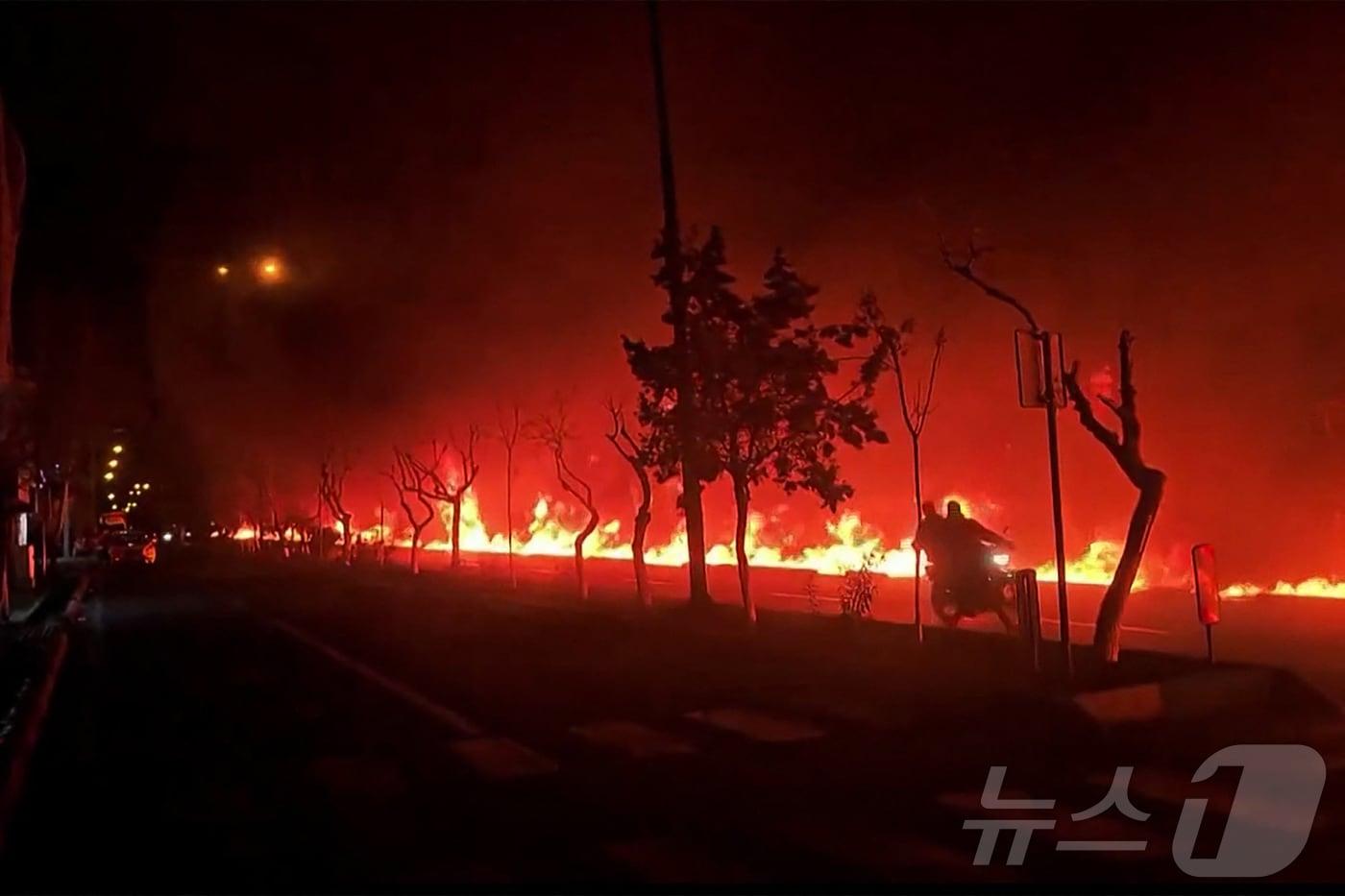 본문 이미지 - 이란 수도 테헤란의 석유 저장시설에서 화재가 발생한 모습이다. 사진은 3월 7~8일 소셜미디어 영상을 캡처한 것 2026.03.07 ⓒ AFP=뉴스1