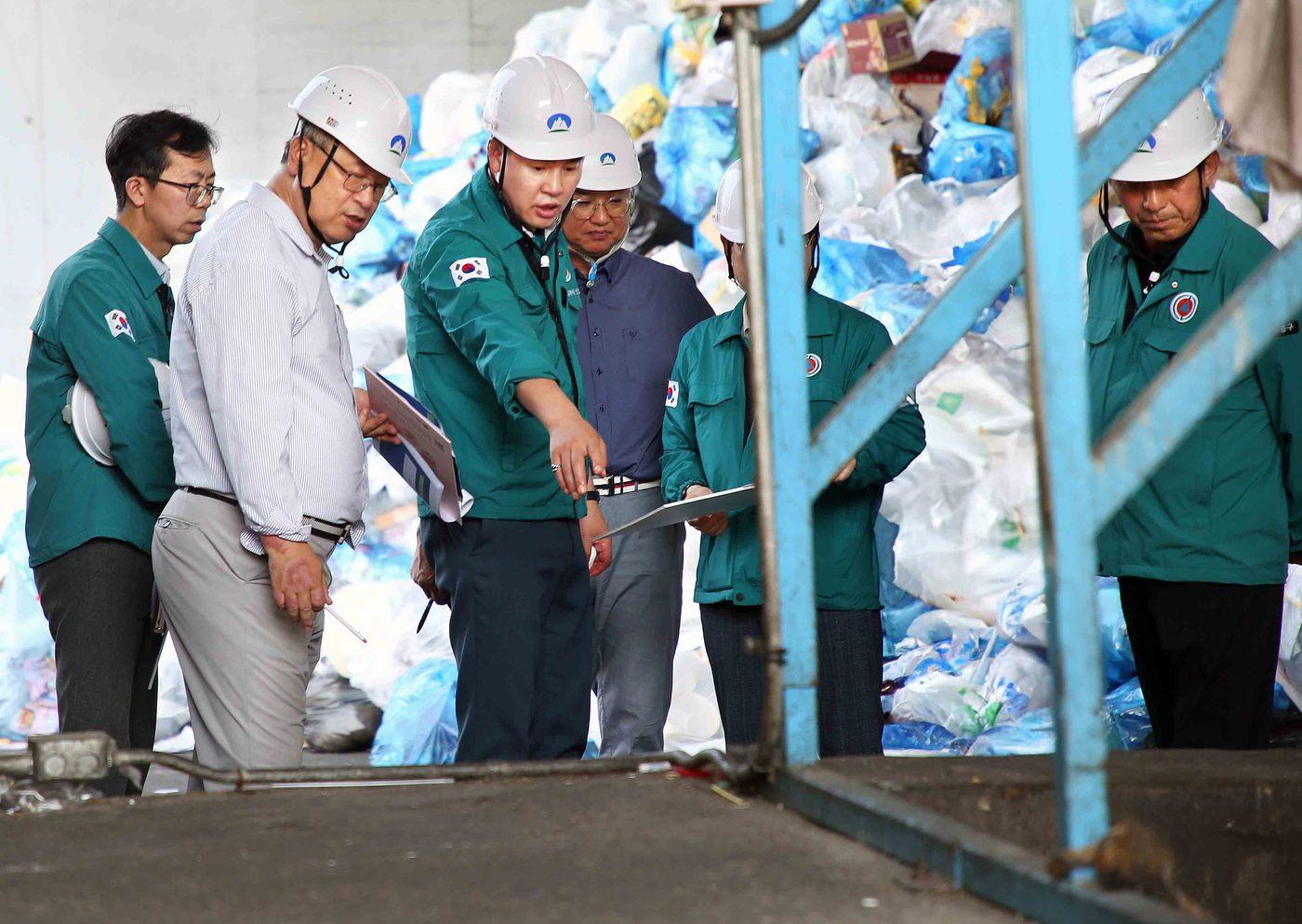 본문 이미지 - 오언석 도봉구청장이 도봉구 재활용선별장을 방문해 시설 등을 점검하고 있다.(도봉구 제공)