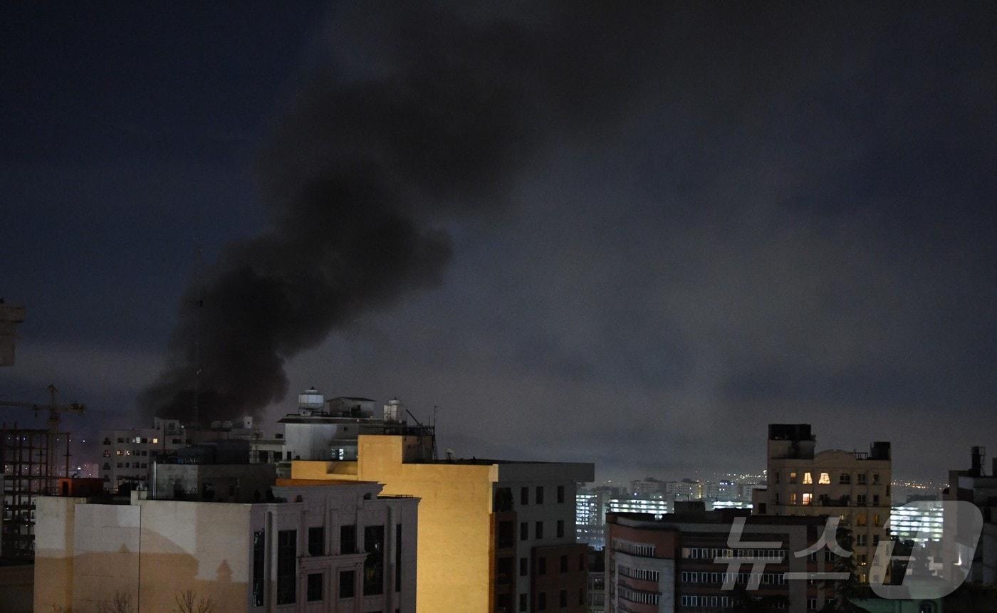 본문 이미지 - 7일(현지시간) 촬영된 것으로, 이란 테헤란에서 이스라엘의 공습 이후 연기가 치솟고 있다. 2026.02.07 ⓒ 신화=뉴스1