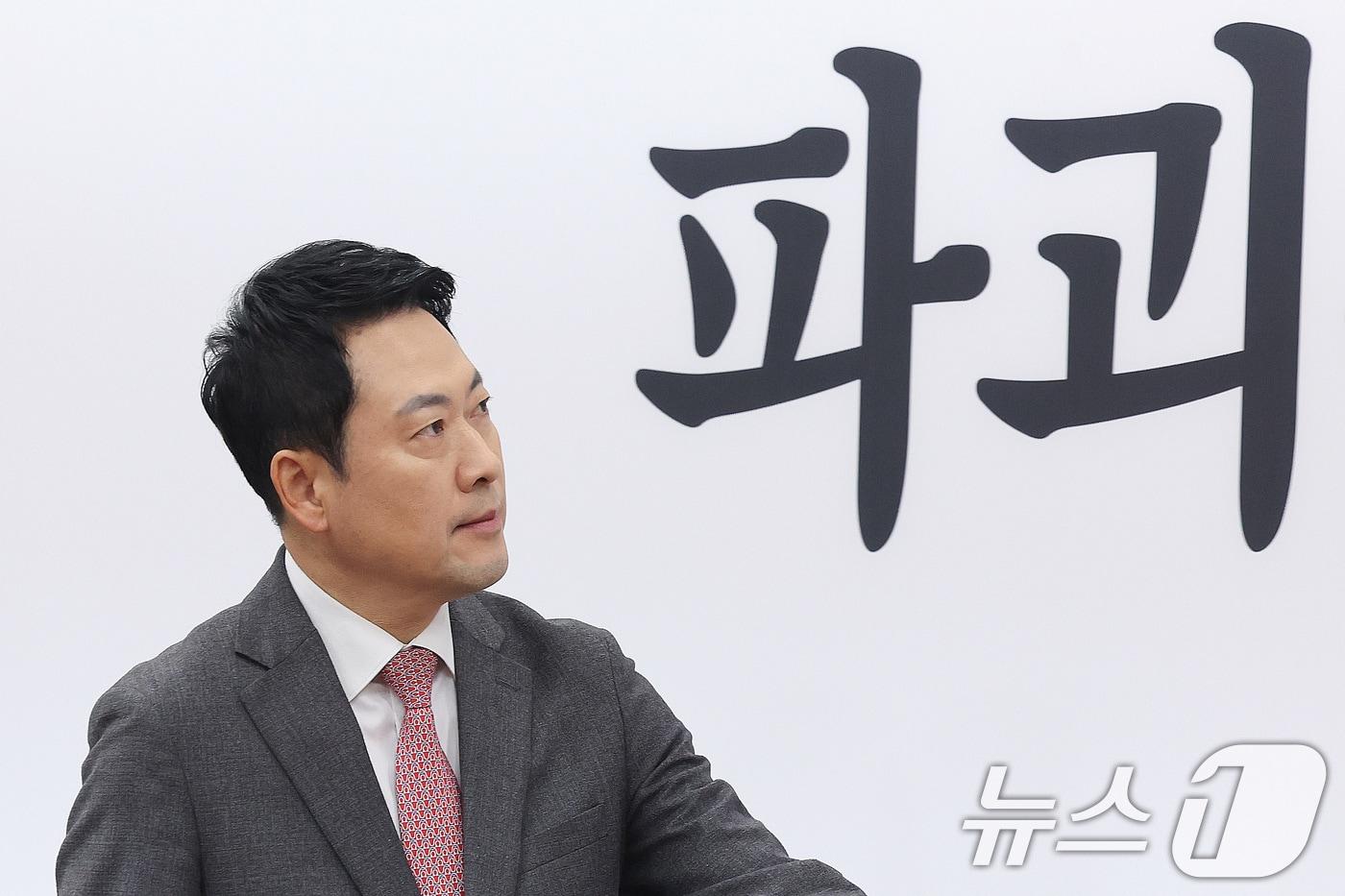 본문 이미지 - 장동혁 국민의힘 대표가 9일 서울 여의도 국회에서 열린 최고위원회의에 참석하고 있다. 2026.3.9 ⓒ 뉴스1 신웅수 기자