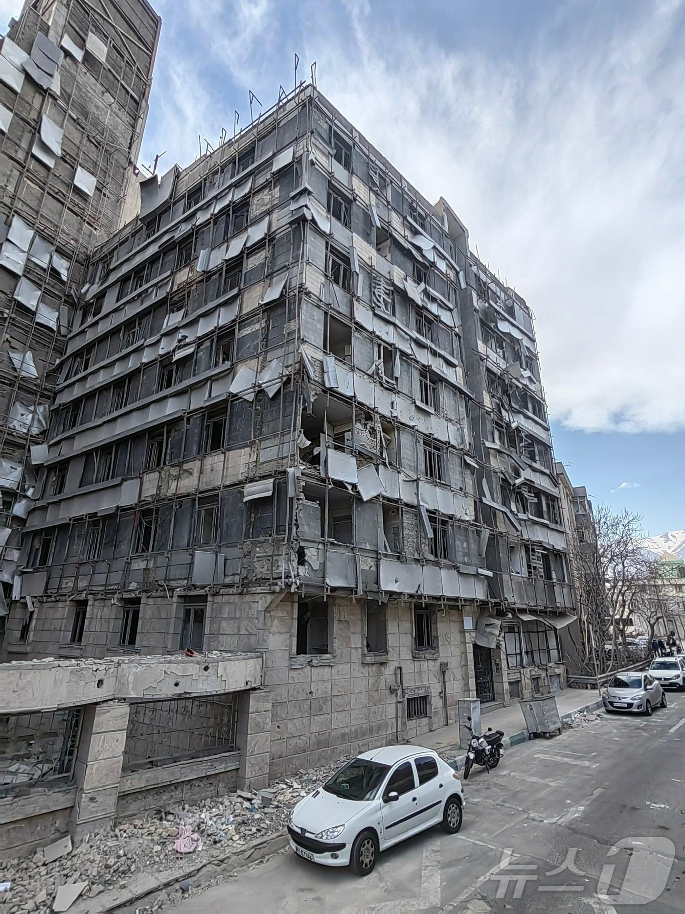 본문 이미지 - 7일(현지시간) 촬영된 것으로, 미국과 이스라엘의 공습으로 피해를 입은 이란 테헤란에 있는 한 병원의 모습. 2026.03.07 ⓒ 신화=뉴스1