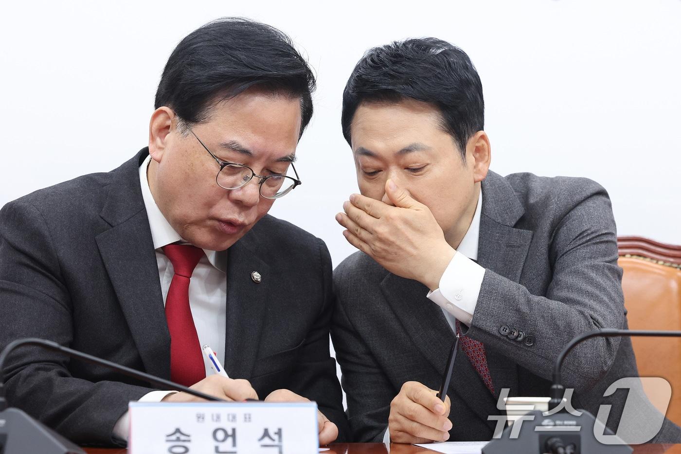 본문 이미지 - 장동혁 국민의힘 대표와 송언석 원내대표가 9일 서울 여의도 국회에서 열린 최고위원회의에서 대화하고 있다. 2026.3.9 ⓒ 뉴스1 신웅수 기자