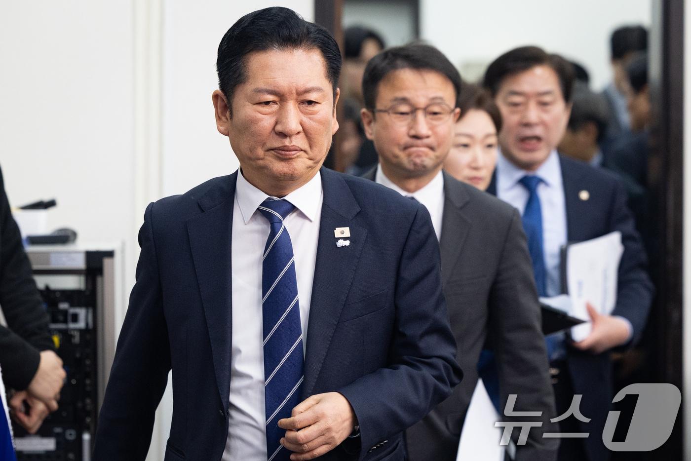 본문 이미지 - 정청래 더불어민주당 대표와 한병도 원내대표를 비롯한 지도부가 9일 서울 여의도 국회에서 열린 최고위원회의에 참석하고 있다. 2026.3.9 ⓒ 뉴스1 유승관 기자