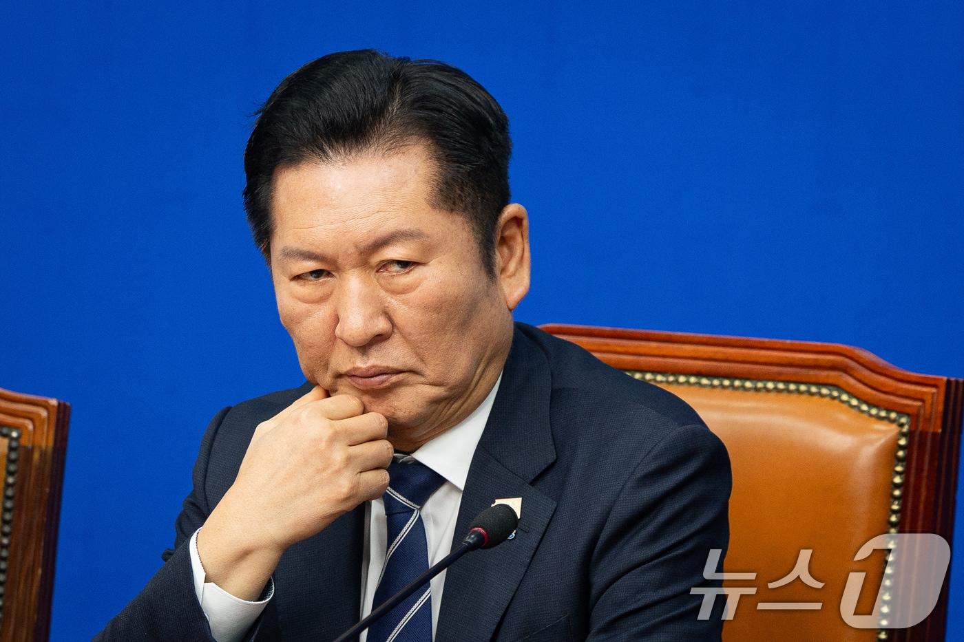 본문 이미지 - 정청래 더불어민주당 대표가 9일 서울 여의도 국회에서 열린 최고위원회의에서 생각에 잠겨 있다. 2026.3.9 ⓒ 뉴스1 유승관 기자