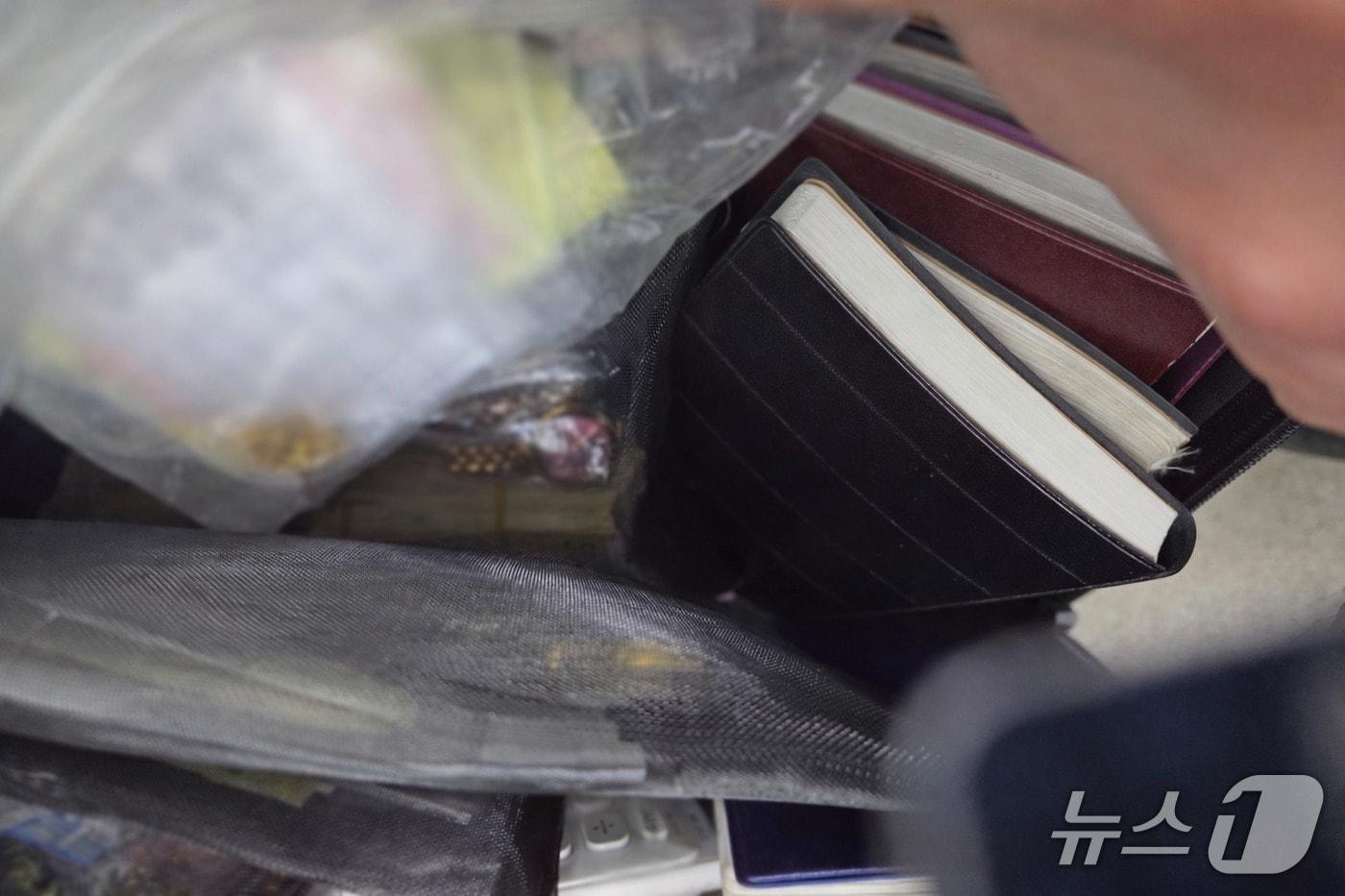 본문 이미지 - 역사 순회 중 습득한 유실물. 현금 3억 원 및 귀금속이 들어 있다.(서울교통공사 제공)