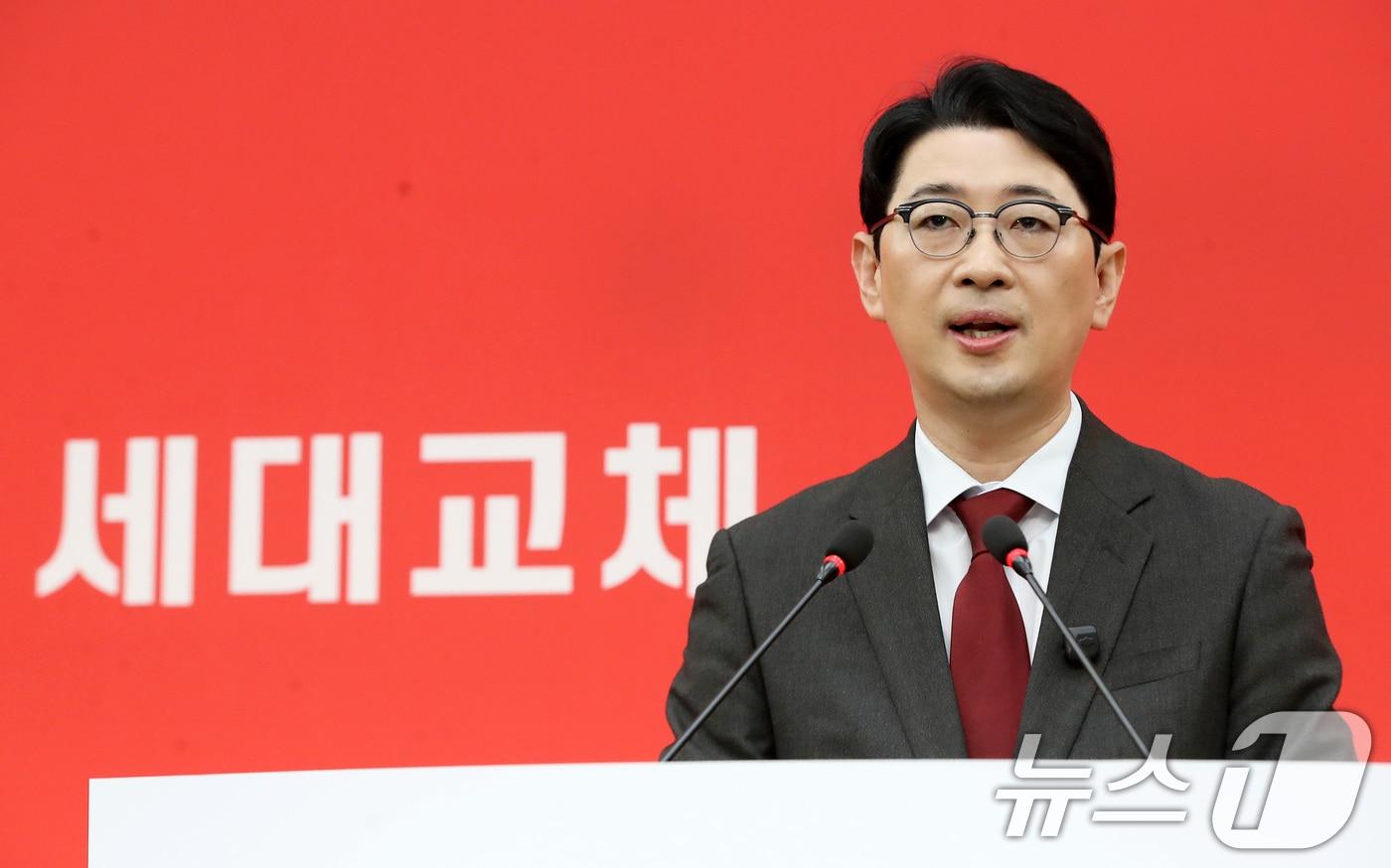 본문 이미지 - 주진우 국민의힘 의원이 9일 오전 부산 연제구 부산시의회 브리핑룸에서 6·3 지방선거 부산시장 출마를 선언하고 있다. 2026.3.9 ⓒ 뉴스1 윤일지 기자