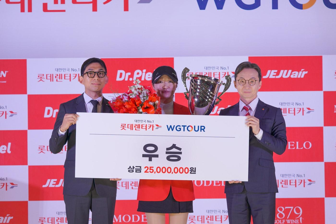 본문 이미지 - 왼쪽부터 안희훈 골프존 사업부장, 우승자 이진경, 조근행 롯데렌탈 상무가 기념사진을 찍고 있다.(골프존 제공)