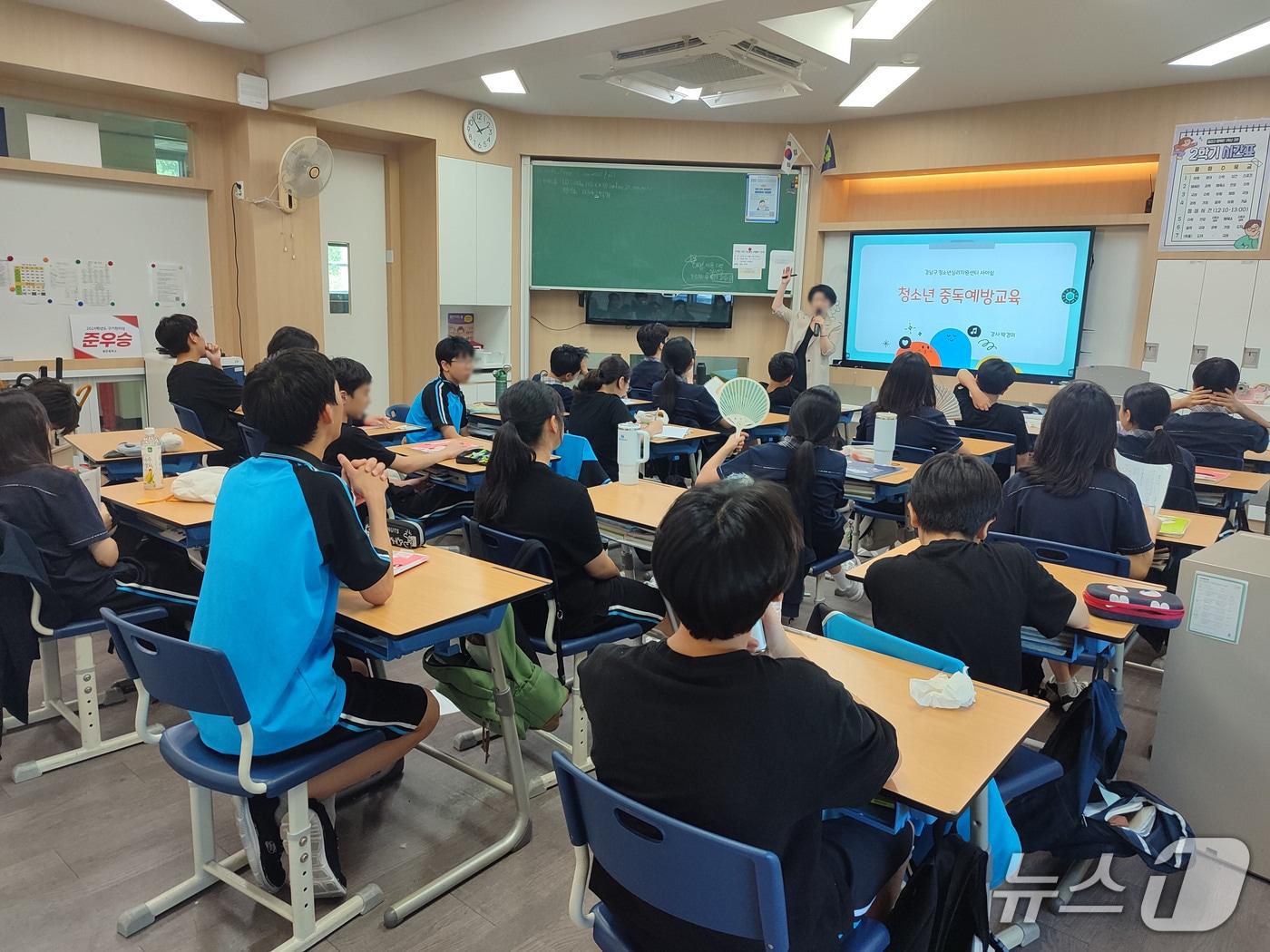 본문 이미지 - 지난해 사이쉼이 학교 현장에서 진행한 중독예방교육.(강남구 제공)