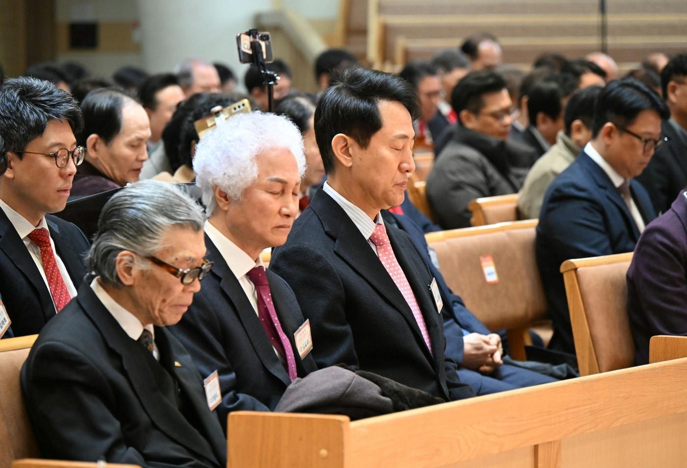 본문 이미지 - 오세훈 서울시장이 9일 '2026 신년기도회'에서 서울 시민을 위해 기도하고 있다.(서울시 제공)