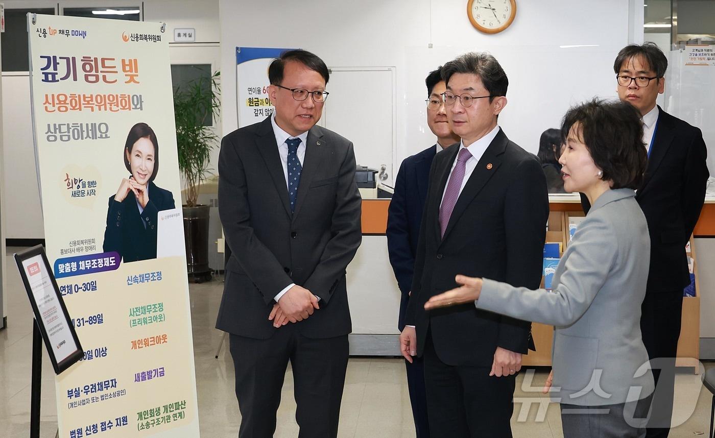 본문 이미지 - 이억원 금융위원장이 3월 9일 오전 서울 중구 서민금융통합지원센터 중앙센터에서 열린 불법사금융 원스톱 종합·전담 지원시스템 관련 현장 간담회에서 서비스 운영과 관련한 현장 의견을 청취하고 있다. (금융위원회 제공. 재판매 및 DB 금지) 2026.3.9 ⓒ 뉴스1